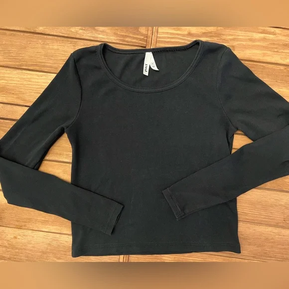 ‼️NWOT: Pact Organic Cotton Cropped Black Ribbed Long Sleeve Top - M - Picture 1 of 5